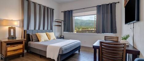 1 Schlafzimmer, Schreibtisch, Bügeleisen/Bügelbrett, Reisekinderbett