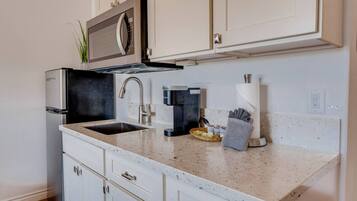 Refrigerador, microondas, cafetera y tetera y tostadora