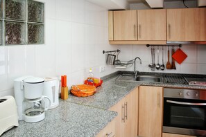 Frigorifero, microonde, forno, piano cottura