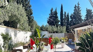 A patio area with white chairs, potted plants, and a wooden fence. - Villa, Castellammare del Golfo (Castellammare del Golfo)