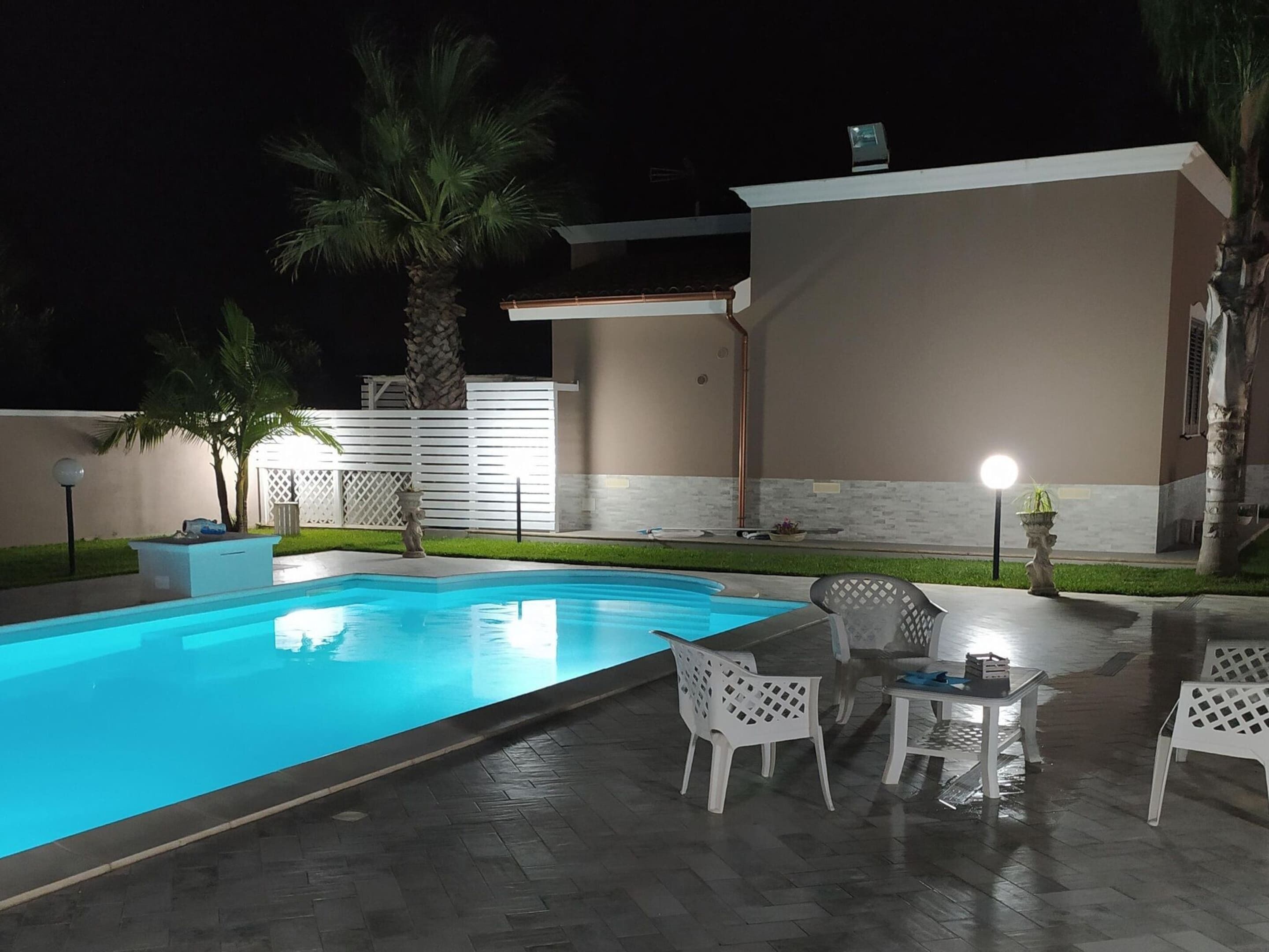 Una piscina techada, una piscina al aire libre