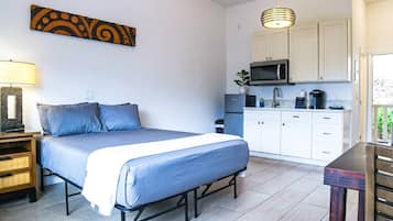 1 slaapkamer, een bureau, een strijkplank/strijkijzer, reisbedje