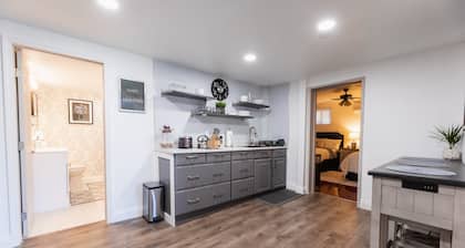 Gated Suite - King Bed, Cozy, Quiet, Kitchen, Pool