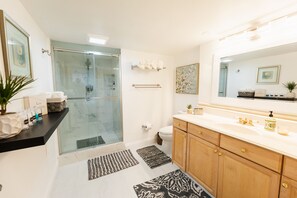 Shower, hair dryer, towels, soap - Gated Suite - King Bed, Cozy, Quiet, Kitchen, Pool (Riverside)