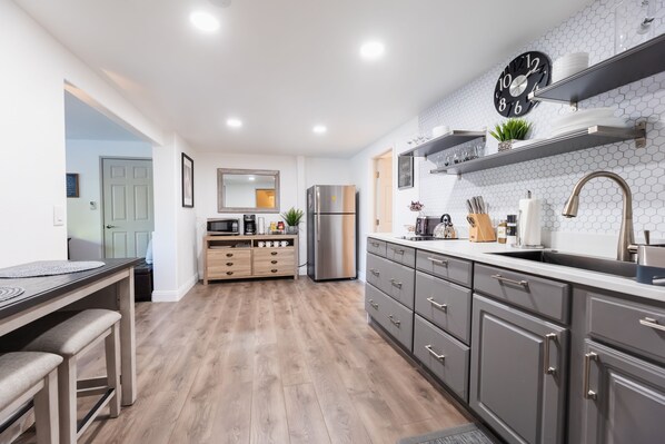 Refrigerador, microondas, parrilla de estufa y cafetera y tetera 