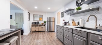 Gated Suite - King Bed, Cozy, Quiet, Kitchen, Pool