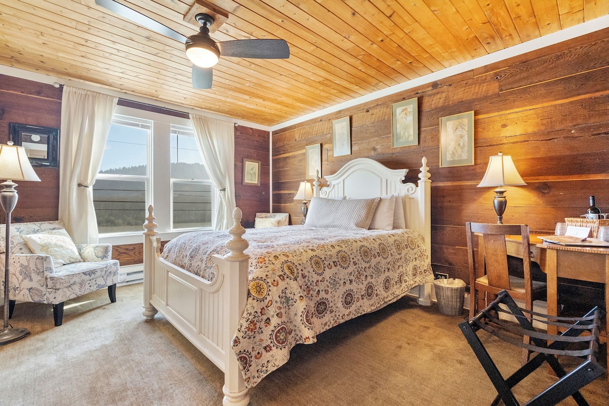Emerald Ridge | Premium bedding, down comforters, WiFi (free)