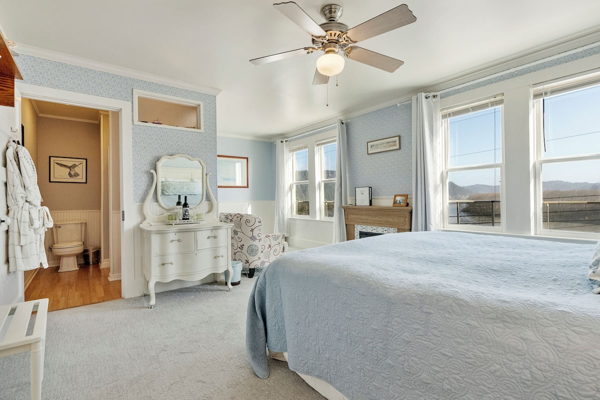 Boat Creek | Premium bedding, down comforters, WiFi (free)