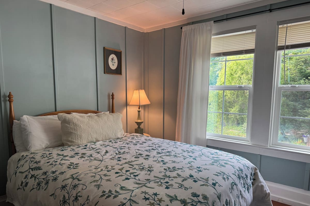 Stout Grove Suite | Premium bedding, down comforters, WiFi (free)