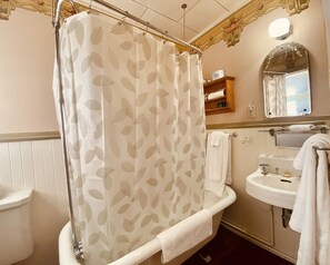 Redwood Creek Room | Bathroom | Hair dryer, towels, soap, shampoo