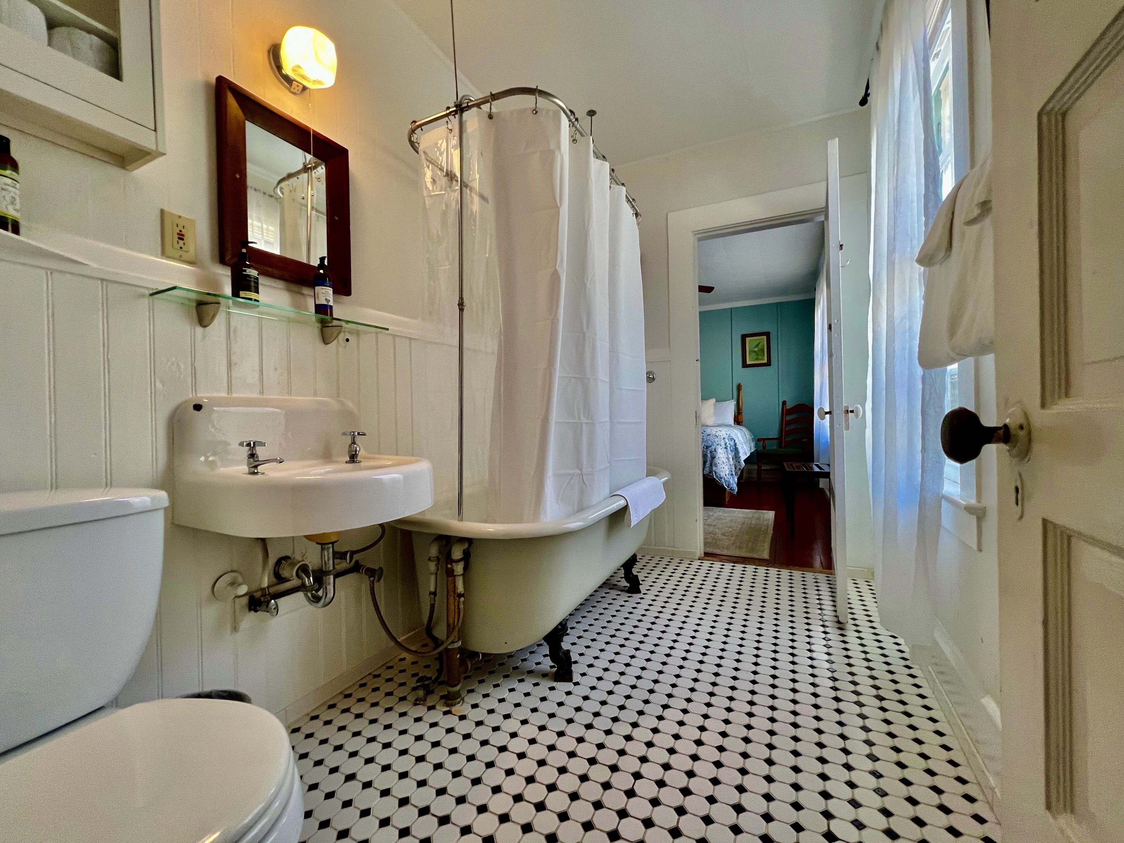 Stout Grove Suite | Bathroom | Free toiletries, hair dryer, bathrobes, towels