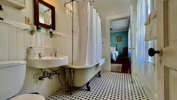 Stout Grove Suite | Bathroom | Free toiletries, hair dryer, bathrobes, towels