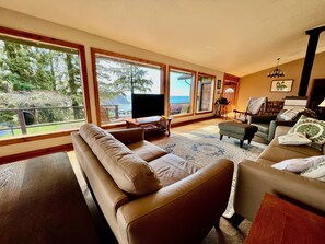 Family House, Ocean View | Living area - The Historic Requa Inn (Klamath)