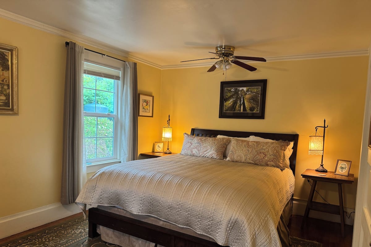 Dolason Prairie | Premium bedding, down comforters, WiFi (free)