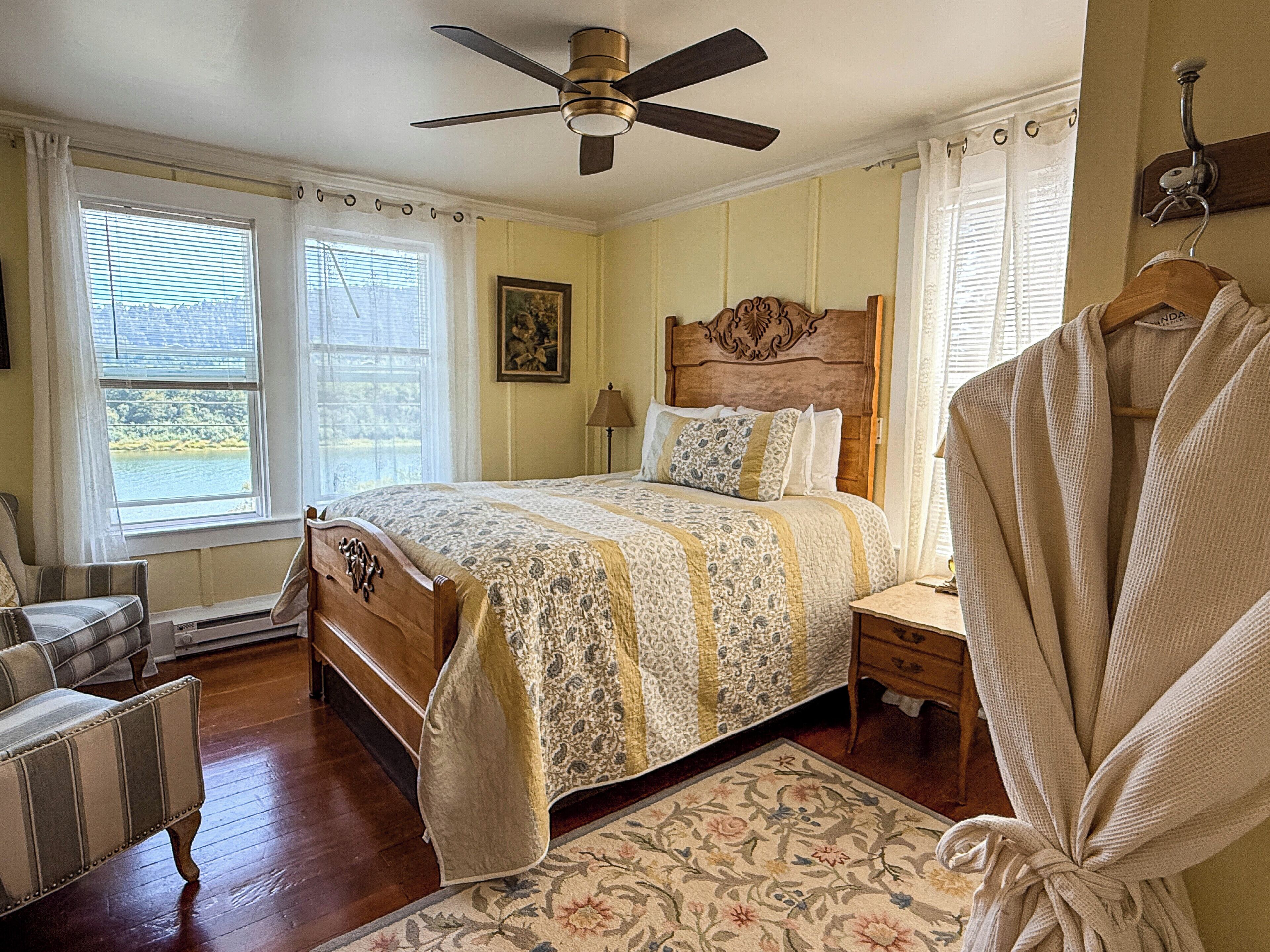 Rhododendron | Premium bedding, down duvets, free WiFi