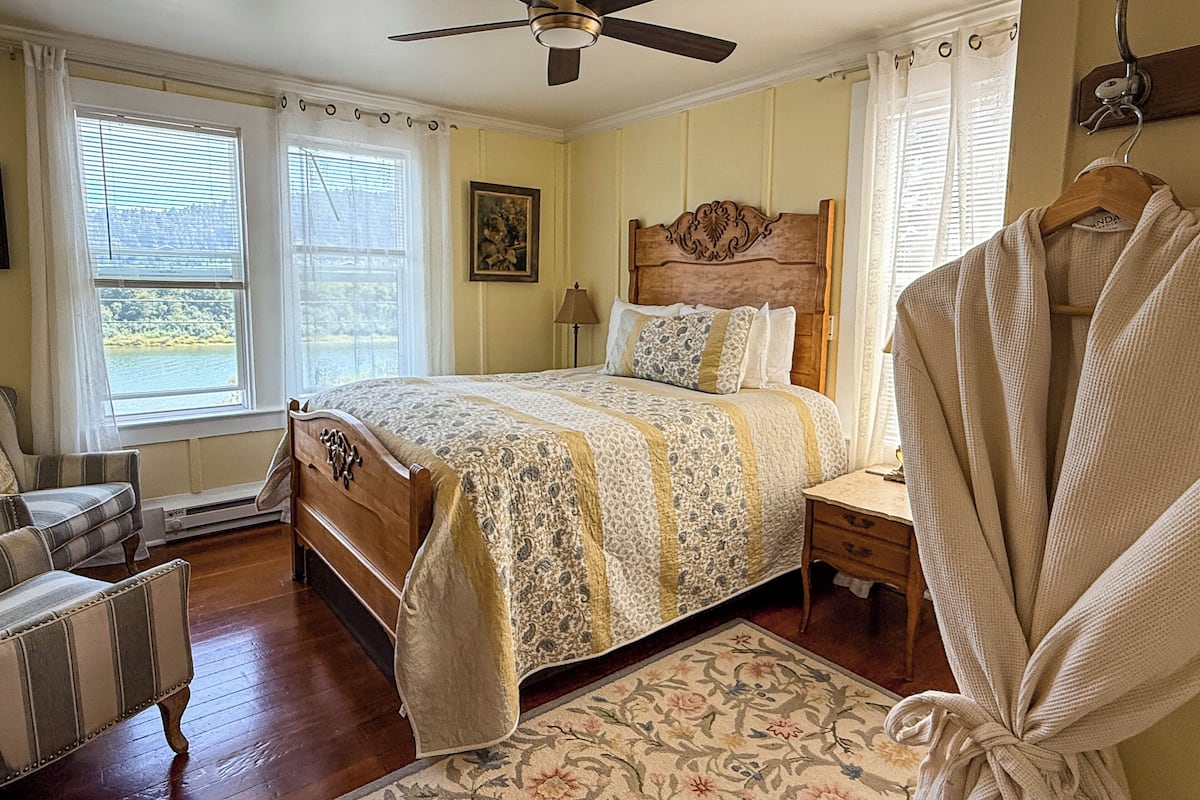 Rhododendron | Premium bedding, down comforters, WiFi (free)