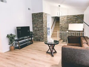 Smart TV - Modern, Private Home off Main Street 4Bed/3Bath (Las Vegas)