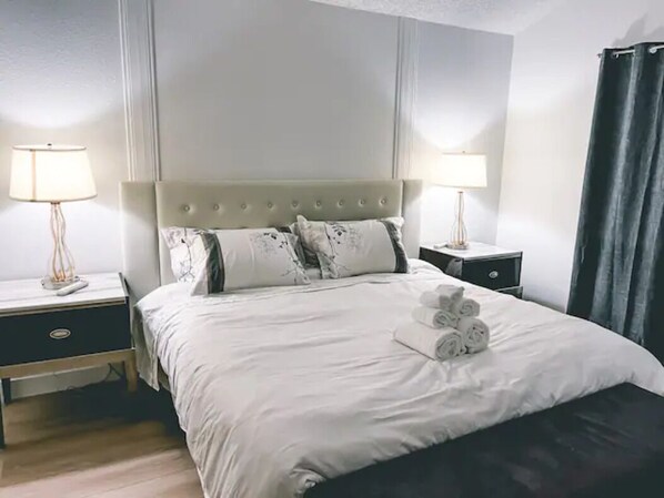 4 bedrooms, iron/ironing board, free WiFi, bed sheets - Modern, Private Home off Main Street 4Bed/3Bath (Las Vegas)