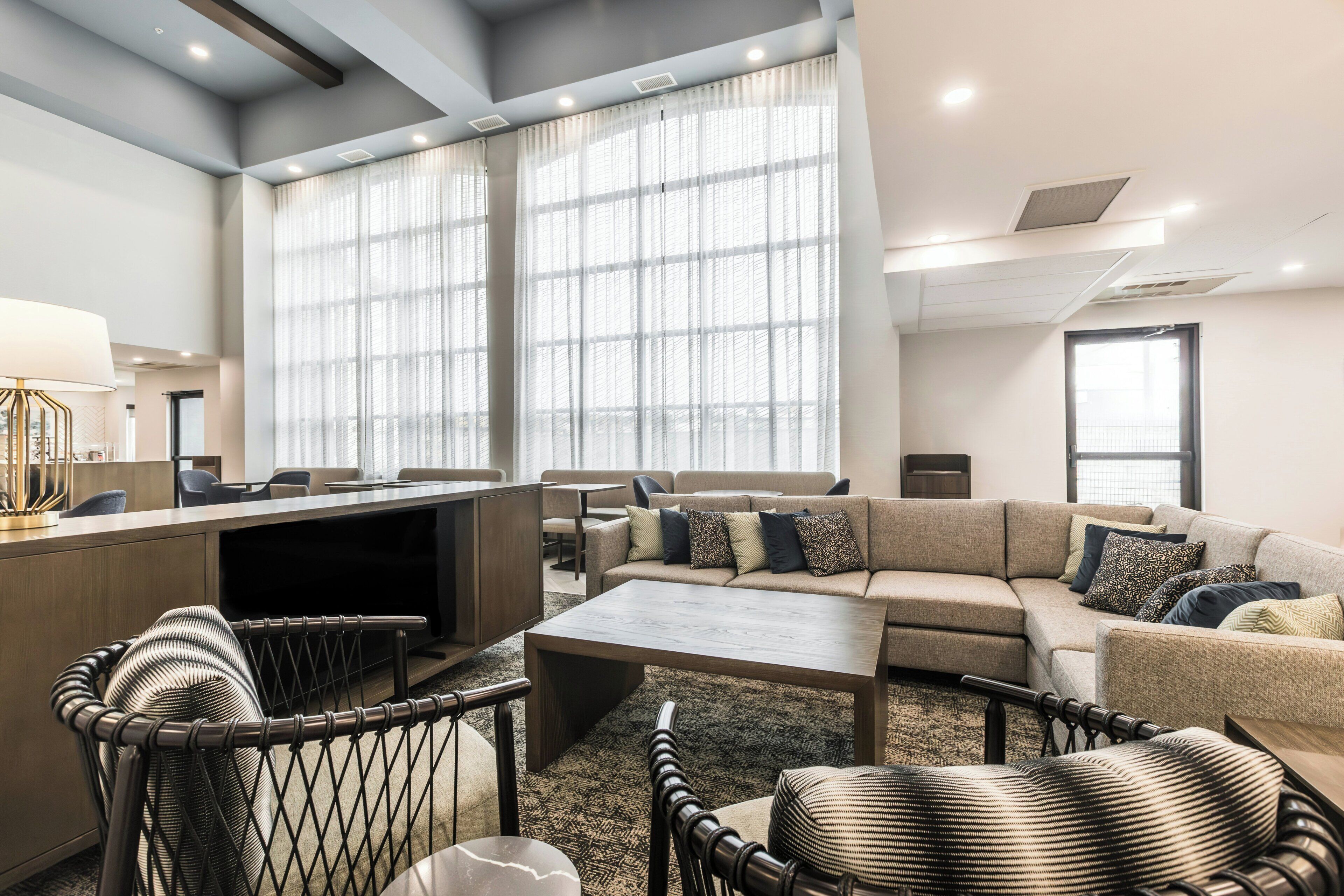 Lobby-lounge