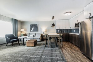 오리/거위털 이불, 필로우탑 침대, 책상, 노트북 작업 공간