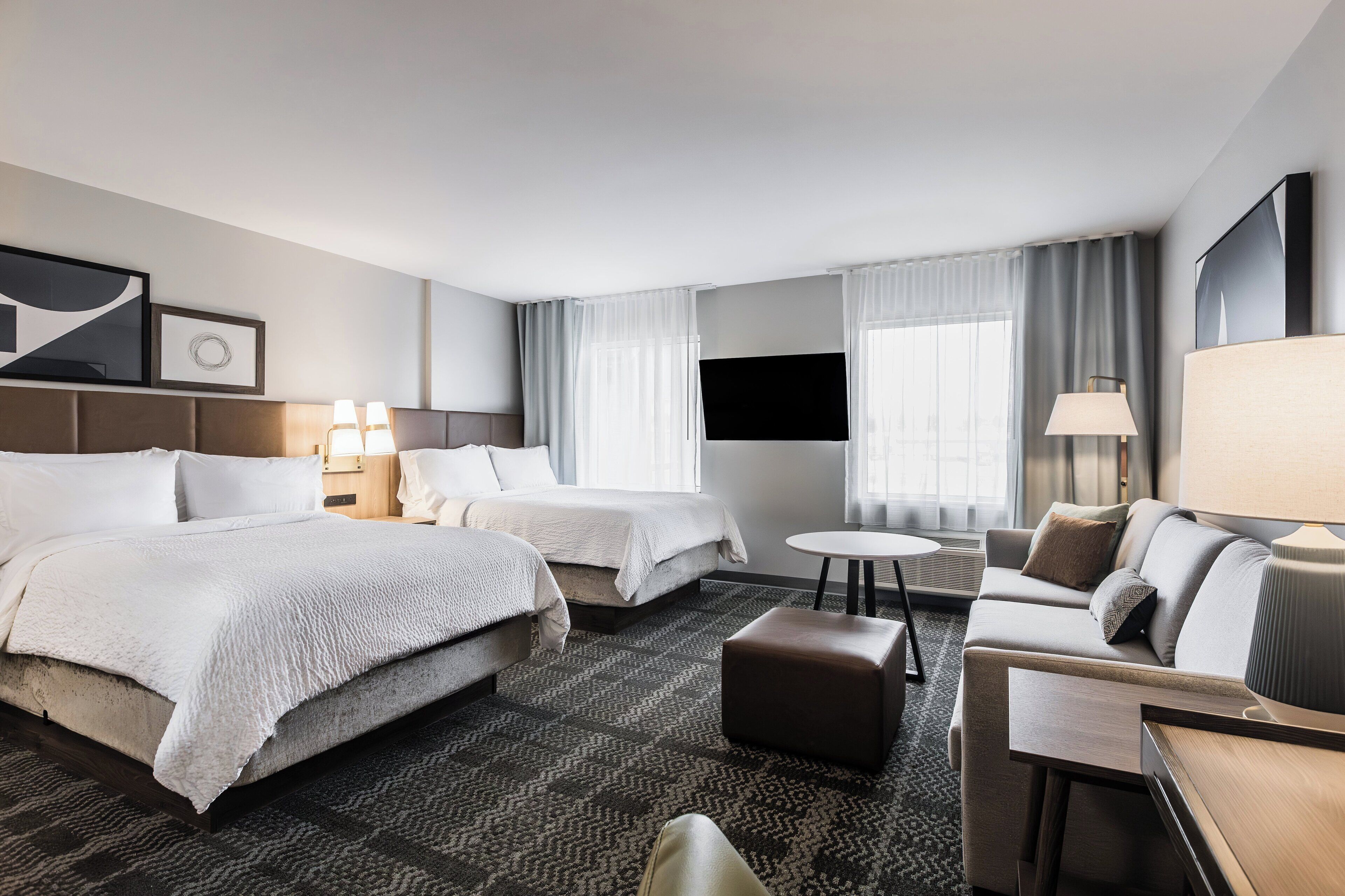 Chăn bông, nệm có lớp đệm bông, bàn 