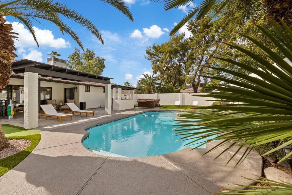 AWESOME HOME! Newly Renovated/Heated Pool and Spa