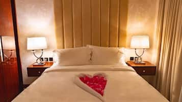 Deluxe Double or Twin Room, 1 King Bed | In-room safe, desk, laptop workspace, soundproofing
