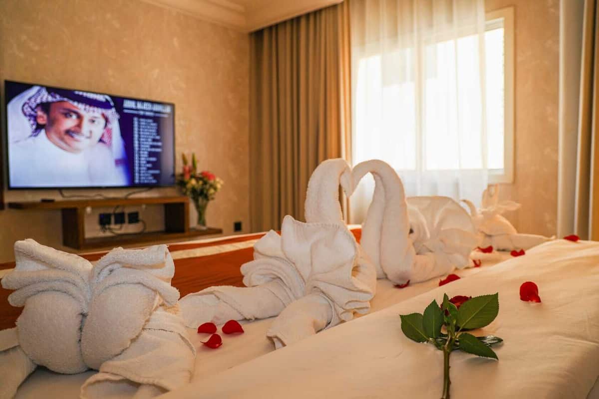 Deluxe Double or Twin Room, 1 King Bed | In-room safe, desk, laptop workspace, soundproofing
