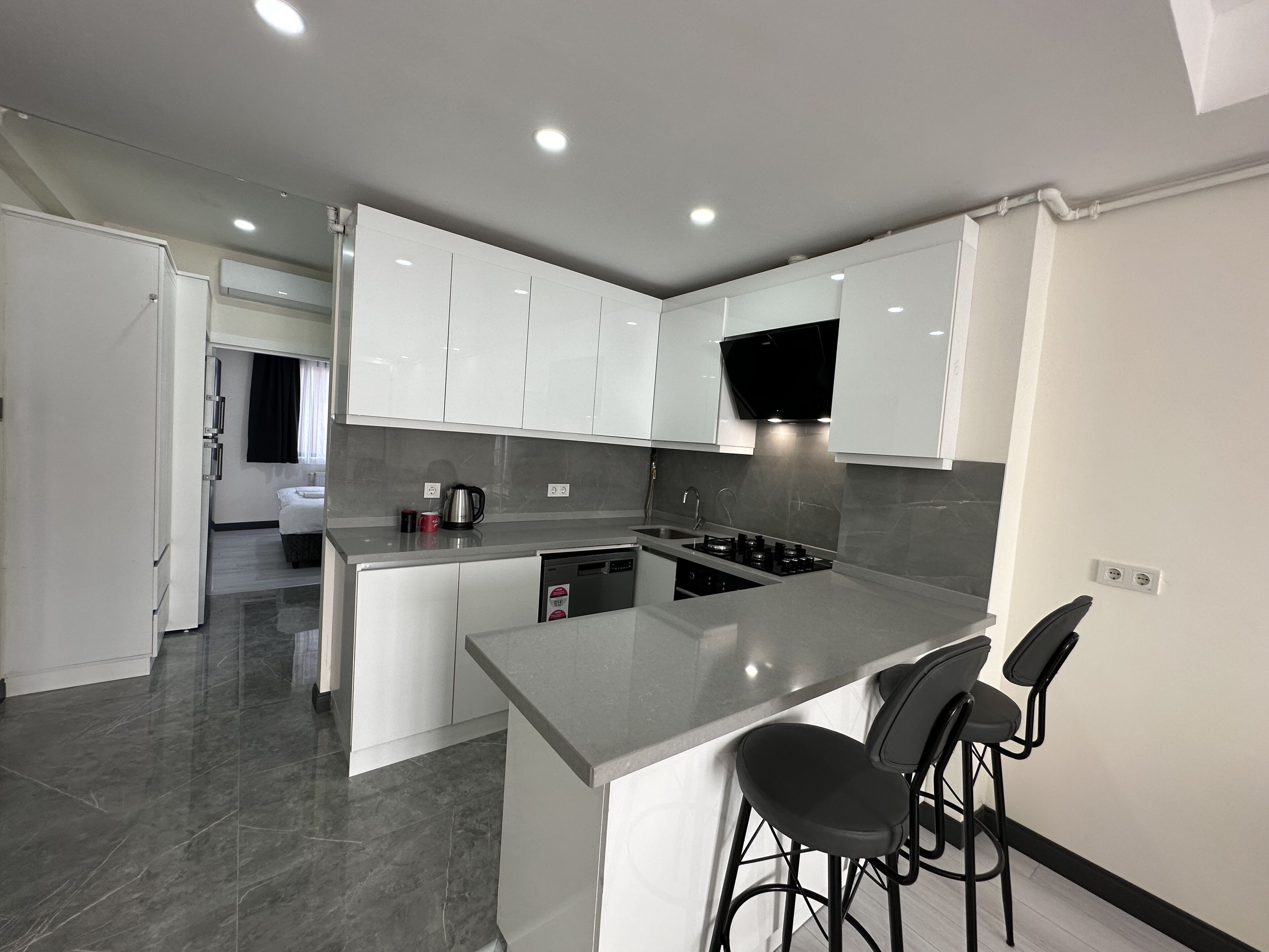 Kamar Triple Eksekutif | Dapur pribadi | Lemari es besar, oven, kompor, dan mesin pencuci piring