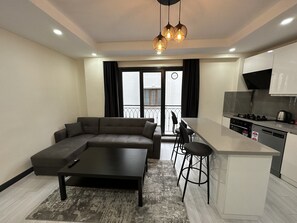 Comfort-huoneisto | Oleskelualue | 108–senttinen äly-TV, jossa satelliittikanavat