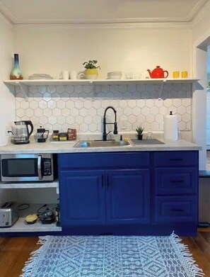 Frigorífico, microondas, horno y placa de cocina