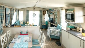 Chalet | Dining - Chalet in Oostkapelle Near the Beach (Oostkapelle)