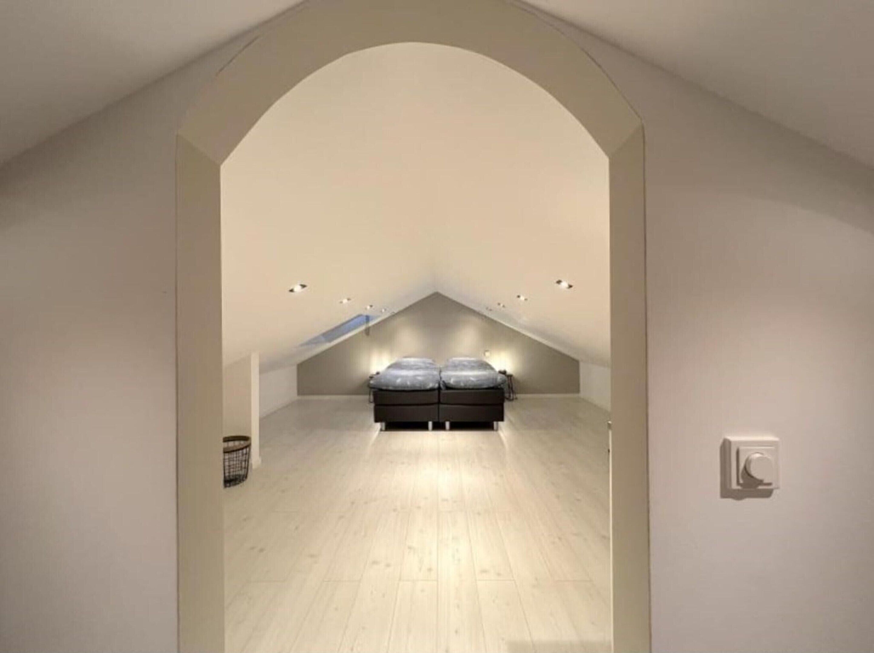 3 عدّة غرف نوم وطراز فريد لكل وحدة وملاءات أسرّة