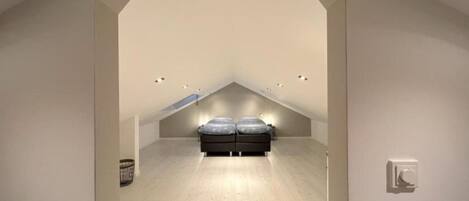 3 عدّة غرف نوم وطراز فريد لكل وحدة وملاءات أسرّة