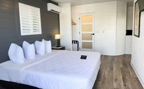 1 bedroom, iron/ironing board, internet, bed sheets - Devon Shores - Waterview King Suite (Clearwater)