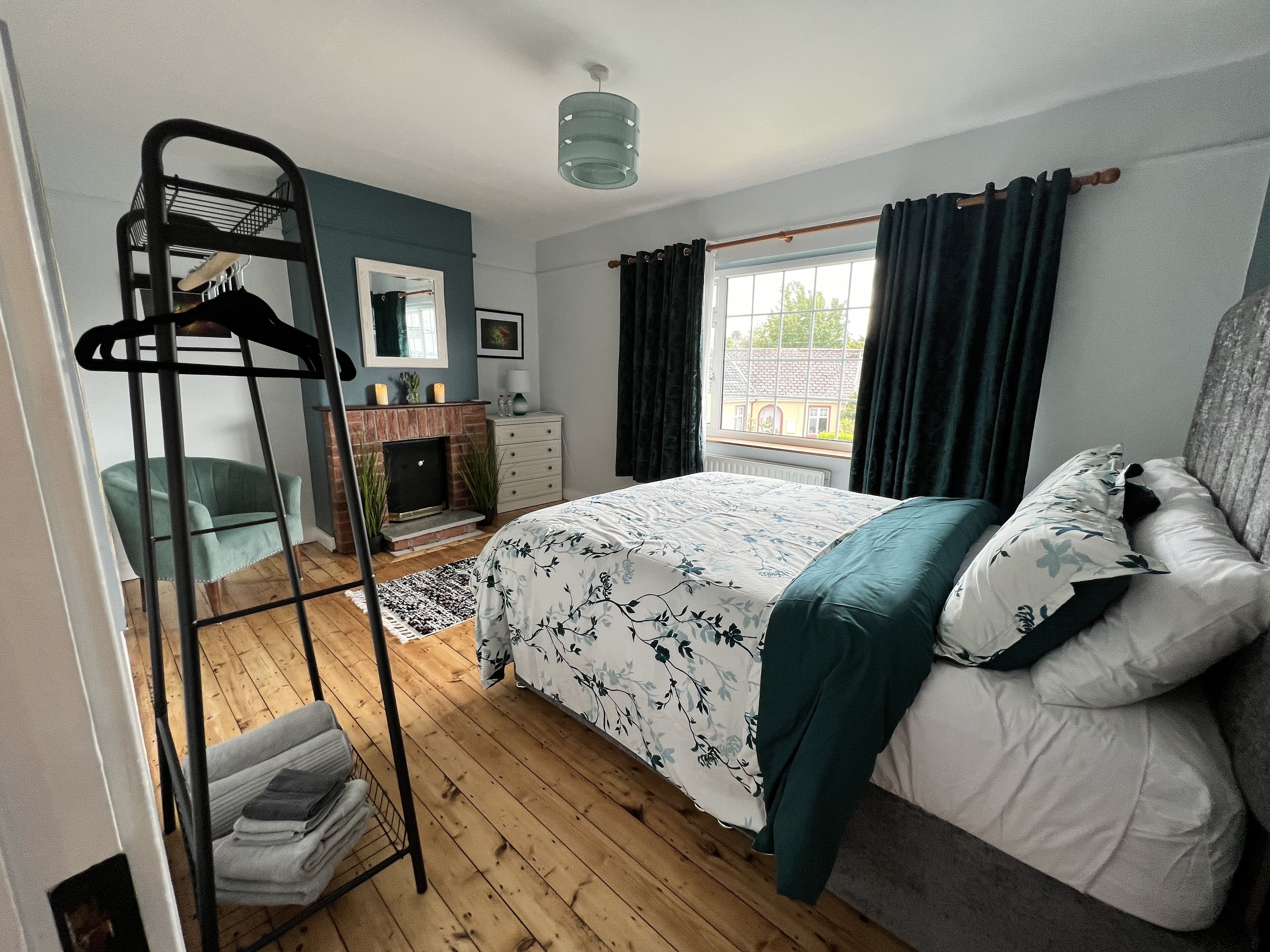 3 bedrooms, desk, iron/ironing board, travel cot