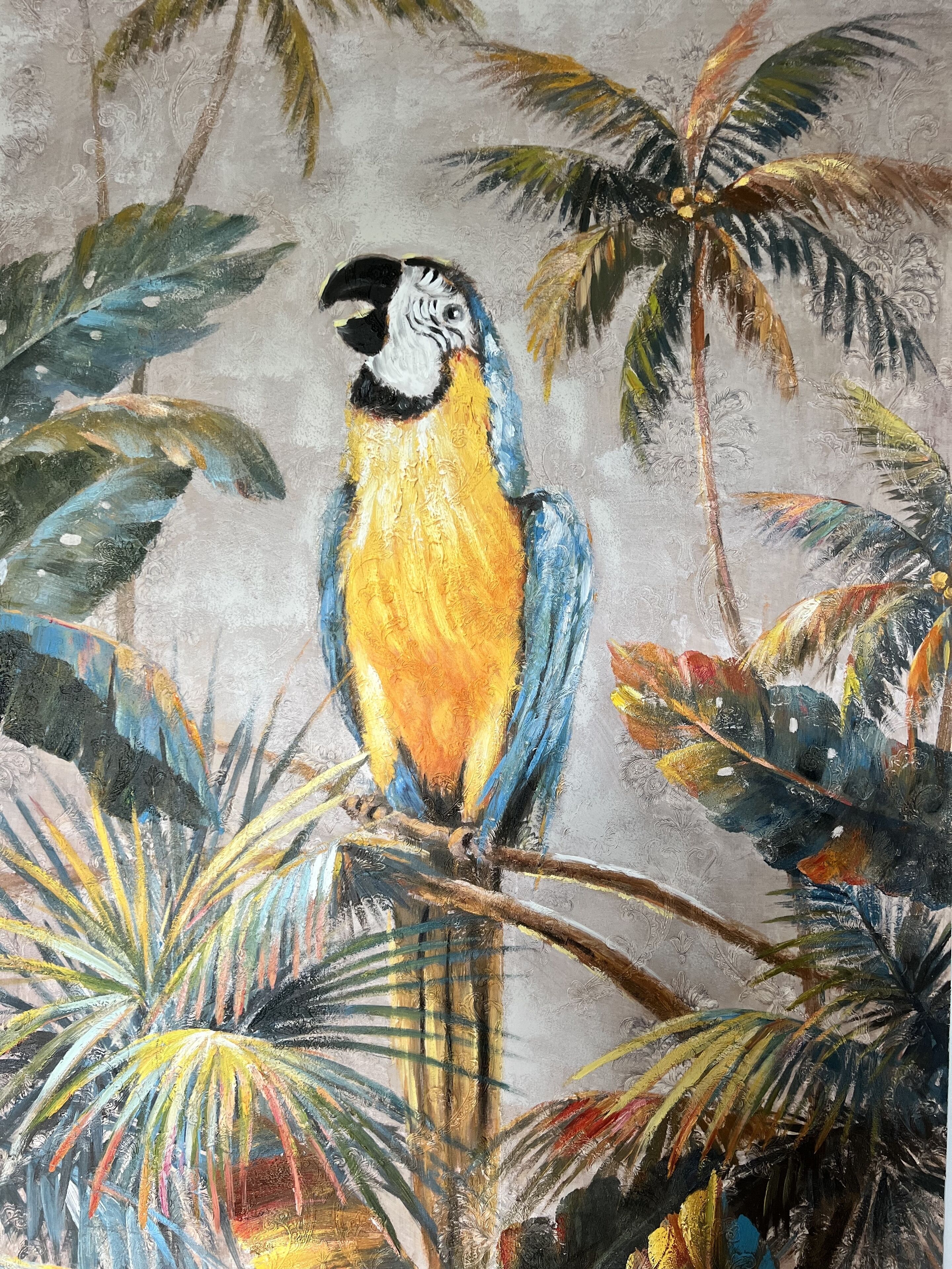 Ein Gemälde von einem Vogel auf einem Ast inmitten üppiger tropischer Vegetation.