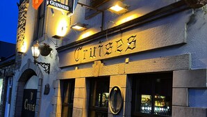 A building with a sign reading "Cruise" and a Guinness flag. - Ennis, 4 minute walk to Downtown (Ennis)