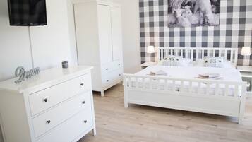 3 slaapkamers, een strijkplank/strijkijzer, gratis wifi, beddengoed