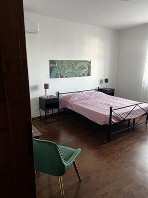 5 chambres, accès au Wi-Fi (inclus), literie fournie
