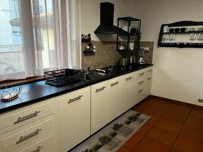 Fridge, microwave, oven, stovetop - Villa Fiorita with large garden (Lido di Camaiore)