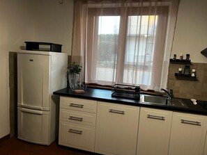 Réfrigérateur, four à micro-ondes, un four, surface de cuisson