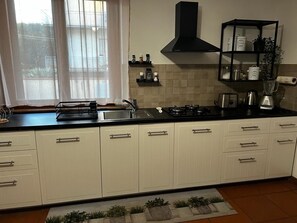 Frigorifero, microonde, forno, piano cottura