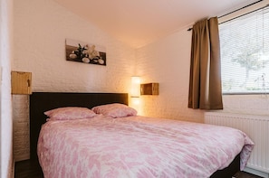 2 bedrooms, individually furnished, bed sheets - Beautiful Holiday Home in Ouddorp With Balcony (Ouddorp)
