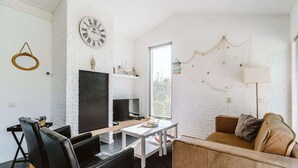 Ein modernes Wohnzimmer mit Kamin, einer Uhr und einer gemütlichen Sitzecke.