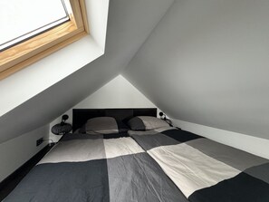 2 bedrooms, travel cot, free WiFi, bed sheets