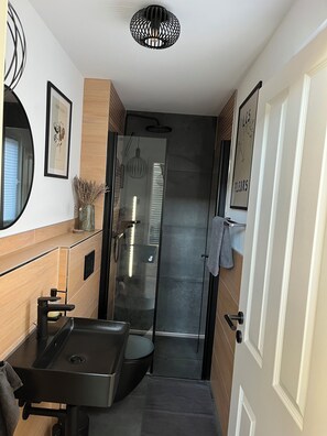 Shower, jetted bath, hair dryer, towels