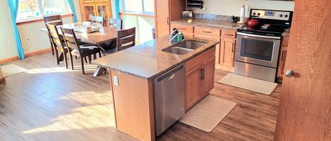 Køleskab, mikrobølgeovn, ovn, kogeplade