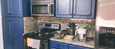 冰箱、微波炉、烤箱、炉灶