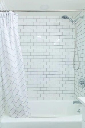 Séchoir à cheveux, serviettes fournies, savon, shampooing